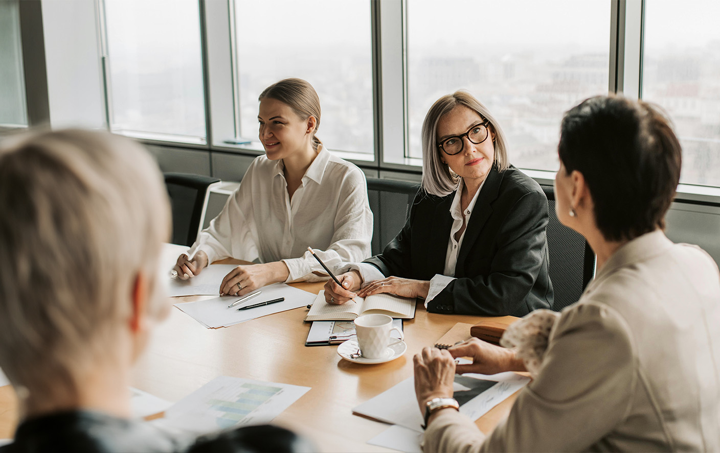 Équipe professionnelle discutant de stratégies d'investissement